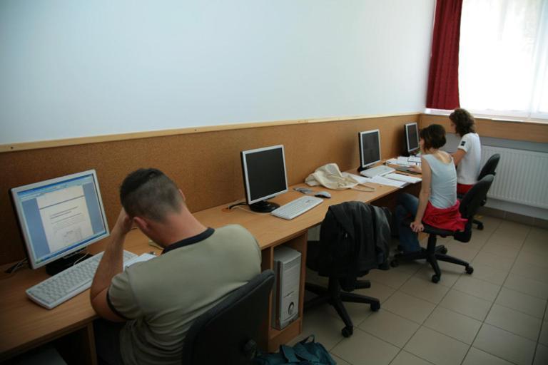 Imola Hostel เอ็กเกอร์ ภายนอก รูปภาพ