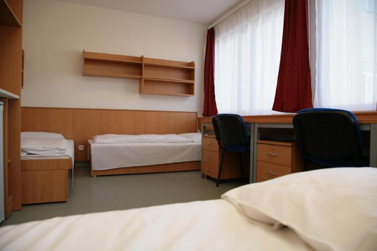 Imola Hostel เอ็กเกอร์ ภายนอก รูปภาพ